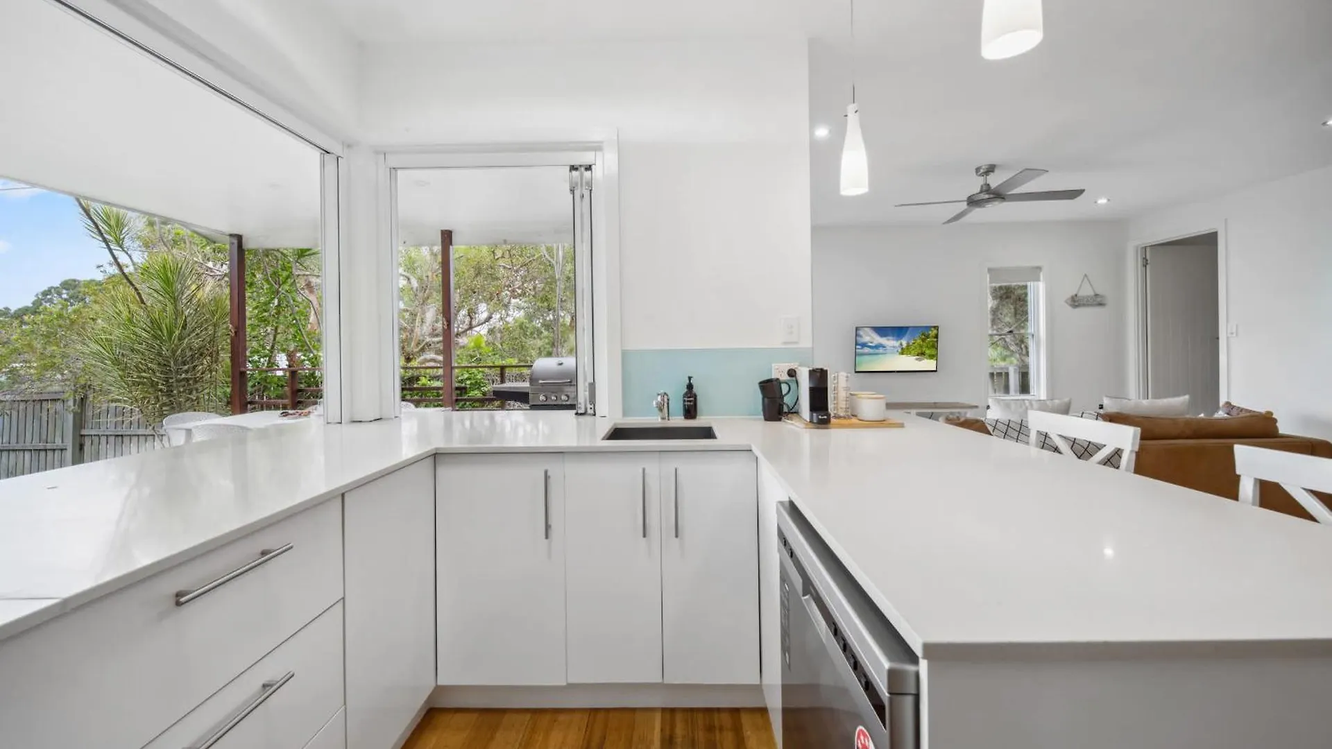 Tooway Beach House Walk To Beach & Pet-Friendly Caloundra